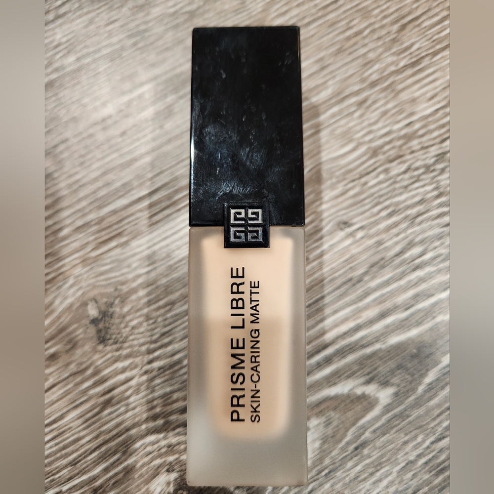 Givenchy Prisme Libre Skin-Caring Matte Foundation